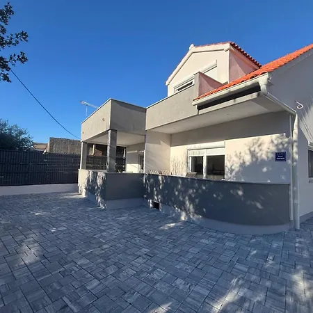 Lamore Apartman Brodarica